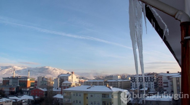 Ardahan'da Kura Nehri'nin yüzeyi buz tuttu
