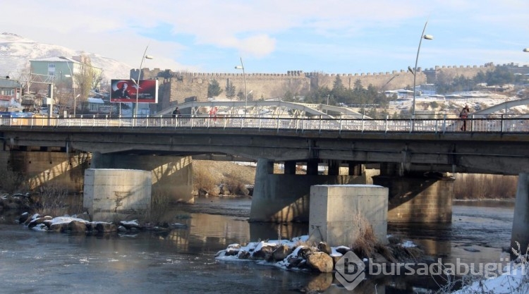 Ardahan'da Kura Nehri'nin yüzeyi buz tuttu
