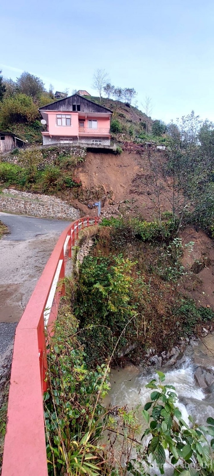 Rize'de heyelan: 2 katlı evde hasar oluştu
