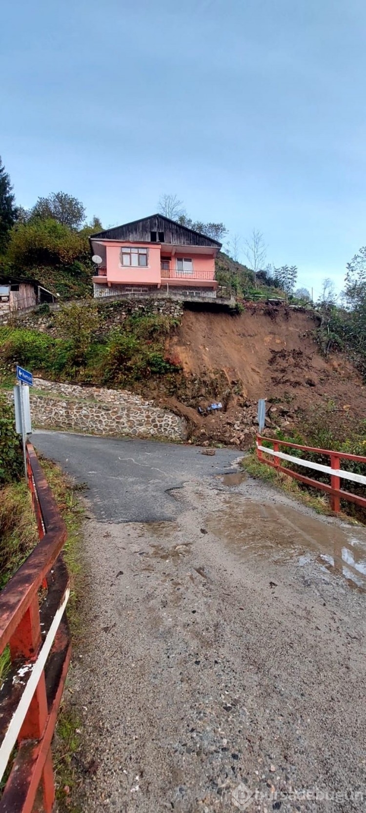 Rize'de heyelan: 2 katlı evde hasar oluştu
