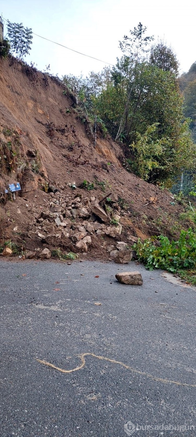 Rize'de heyelan: 2 katlı evde hasar oluştu
