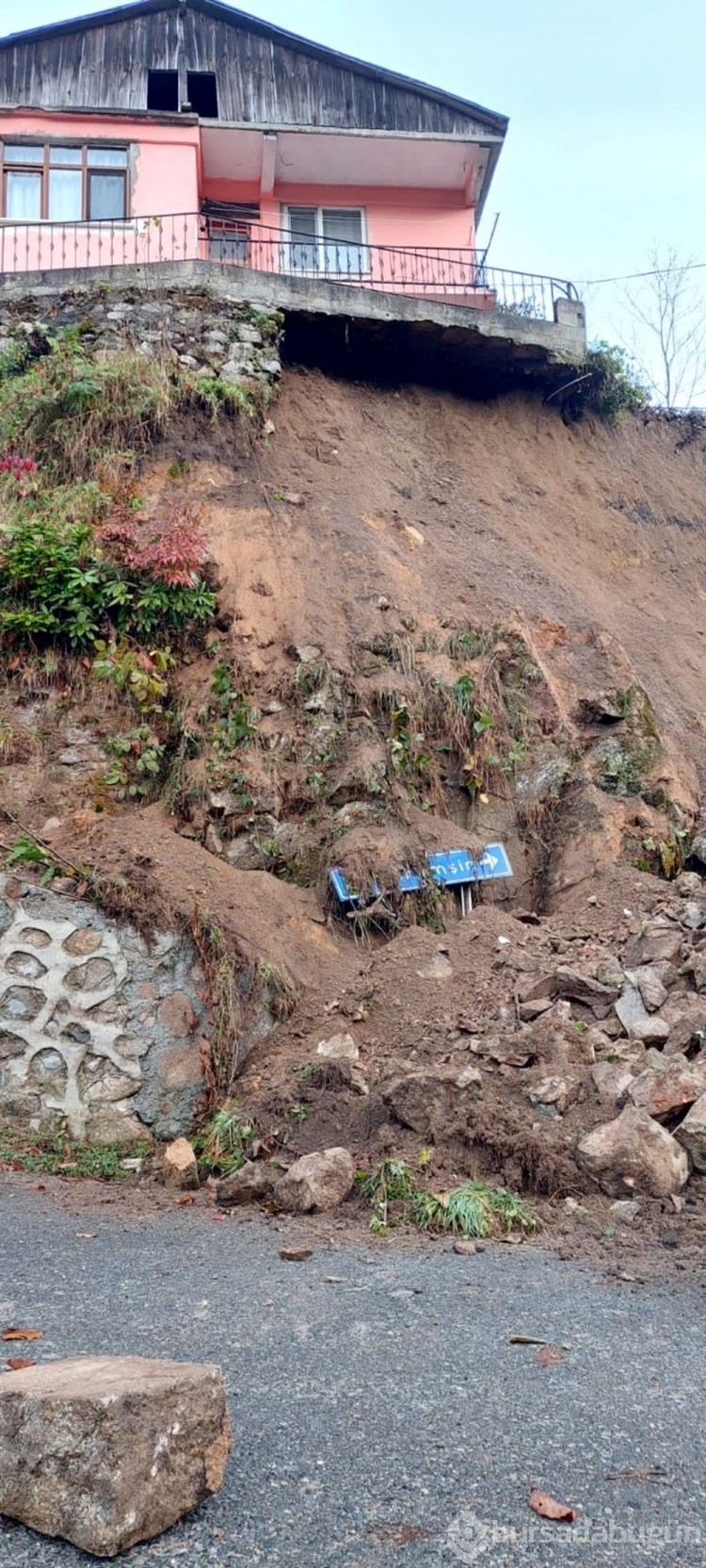 Rize'de heyelan: 2 katlı evde hasar oluştu
