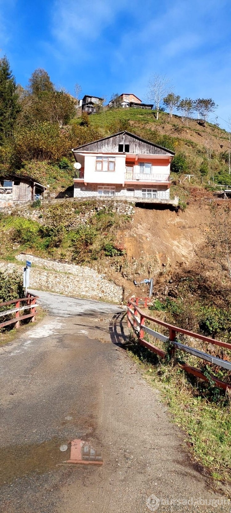 Rize'de heyelan: 2 katlı evde hasar oluştu
