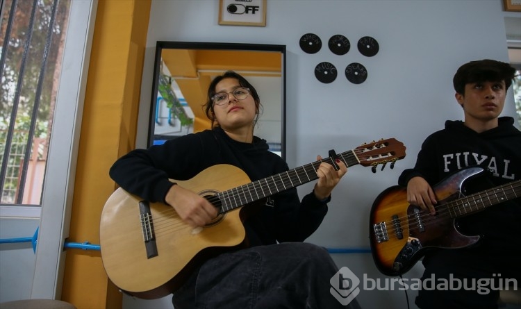Ebru öğretmen, coğrafya derslerini "türkülerle" anlatıyor
