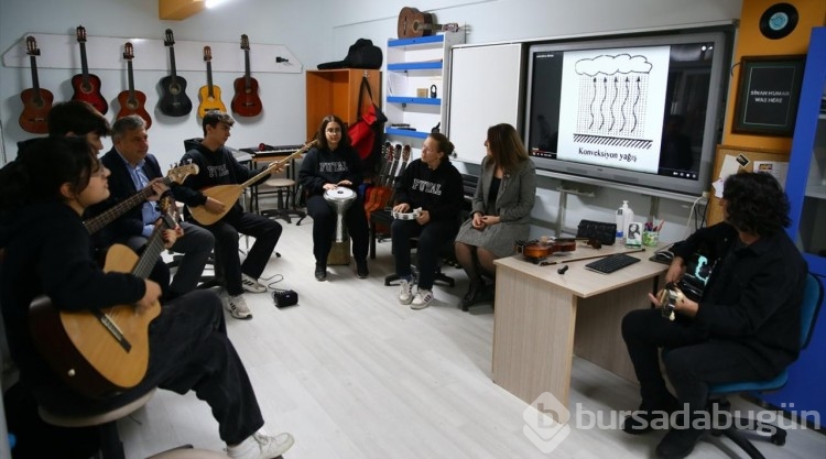 Ebru öğretmen, coğrafya derslerini "türkülerle" anlatıyor
