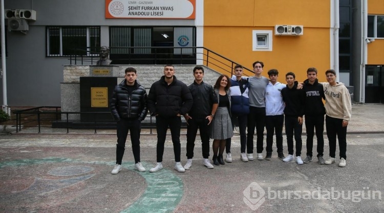 Ebru öğretmen, coğrafya derslerini "türkülerle" anlatıyor
