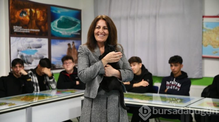 Ebru öğretmen, coğrafya derslerini "türkülerle" anlatıyor
