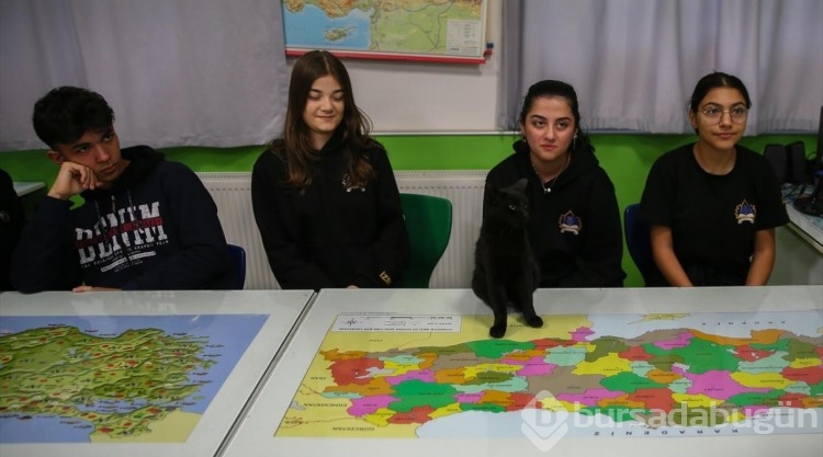 Ebru öğretmen, coğrafya derslerini "türkülerle" anlatıyor
