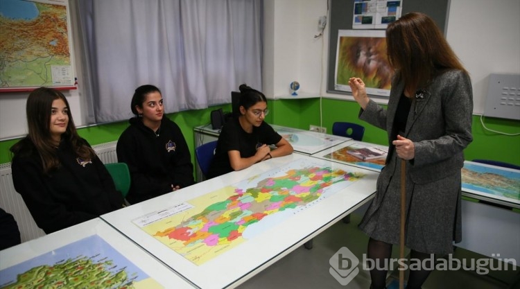 Ebru öğretmen, coğrafya derslerini "türkülerle" anlatıyor
