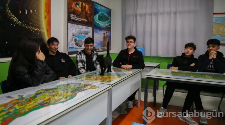 Ebru öğretmen, coğrafya derslerini "türkülerle" anlatıyor
