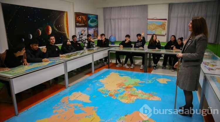 Ebru öğretmen, coğrafya derslerini "türkülerle" anlatıyor
