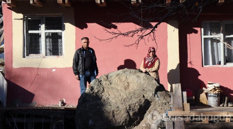 Oltu'da dağdan kopan dev kaya parçası eve çarptı
