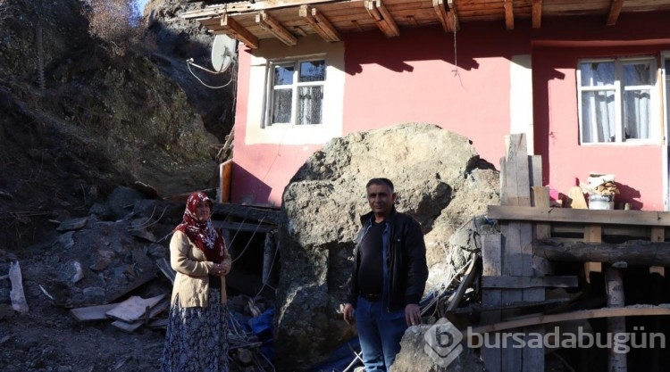 Oltu'da dağdan kopan dev kaya parçası eve çarptı
