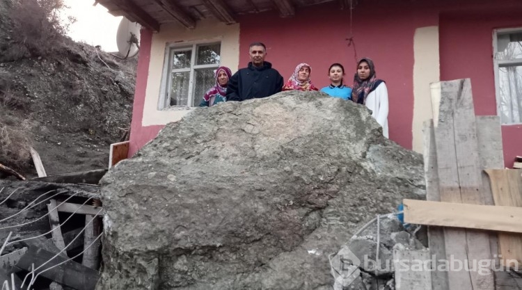 Oltu'da dağdan kopan dev kaya parçası eve çarptı
