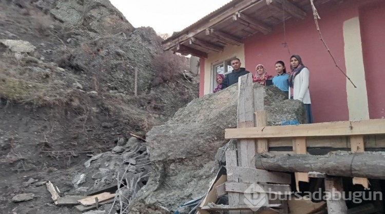 Oltu'da dağdan kopan dev kaya parçası eve çarptı
