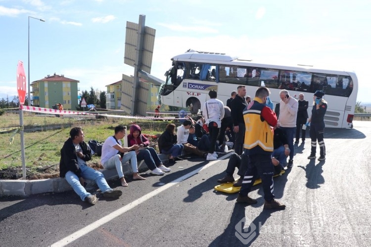 Turistleri taşıyan otobüs otomobille çarpıştı: 2 ölü, çok sayıda yaralı
