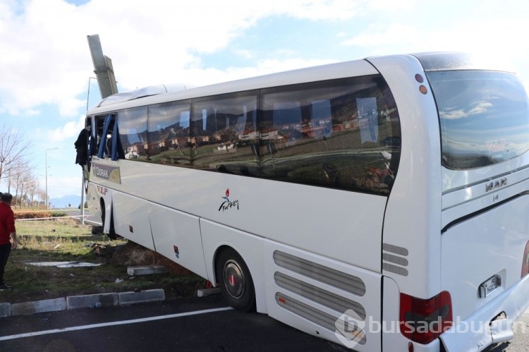 Turistleri taşıyan otobüs otomobille çarpıştı: 2 ölü, çok sayıda yaralı

