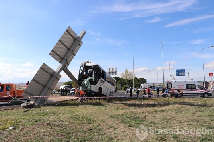 Turistleri taşıyan otobüs otomobille çarpıştı: 2 ölü, çok sayıda yaralı
