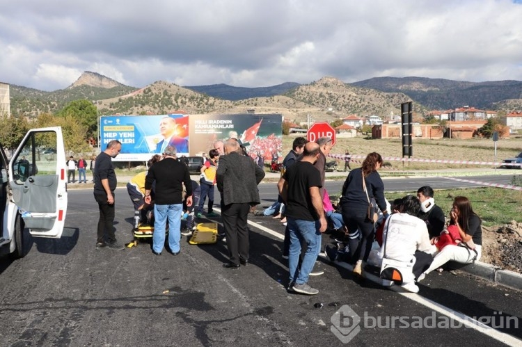 Turistleri taşıyan otobüs otomobille çarpıştı: 2 ölü, çok sayıda yaralı
