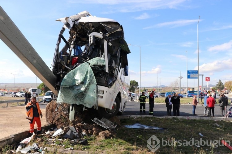 Turistleri taşıyan otobüs otomobille çarpıştı: 2 ölü, çok sayıda yaralı
