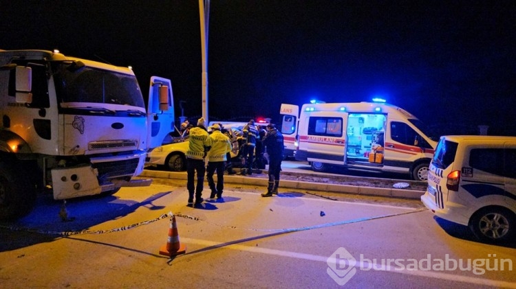 Erzincan'da feci kaza | Kamyon ve otomobil çarpıştı: 2 ölü, 4 yaralı
