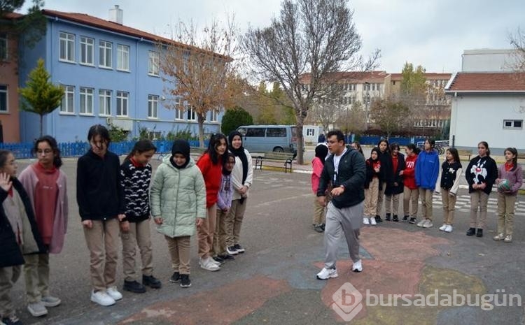 İkizi yürüyünce SP'li olduğu belirlendi, erken teşhis ve tedaviyle beden eğitimi öğretmeni oldu
