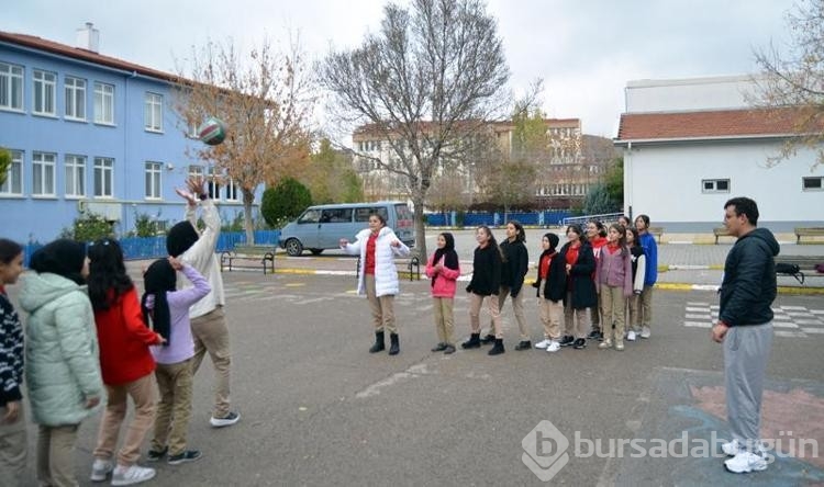 İkizi yürüyünce SP'li olduğu belirlendi, erken teşhis ve tedaviyle beden eğitimi öğretmeni oldu

