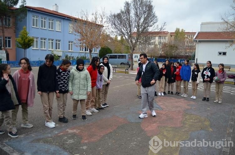 İkizi yürüyünce SP'li olduğu belirlendi, erken teşhis ve tedaviyle beden eğitimi öğretmeni oldu
