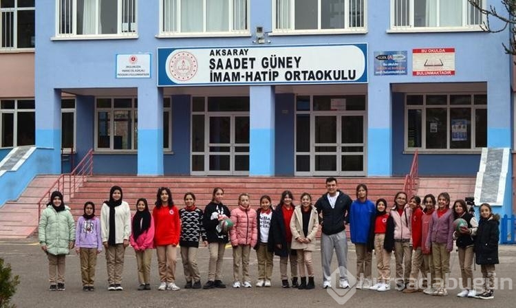 İkizi yürüyünce SP'li olduğu belirlendi, erken teşhis ve tedaviyle beden eğitimi öğretmeni oldu
