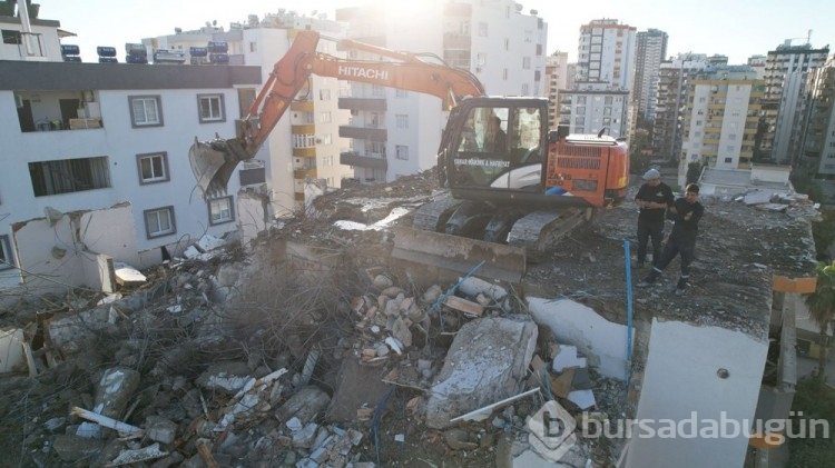 İşçilerin menemen tepsisi ağır hasarlı binanın kolonundan çıktı
