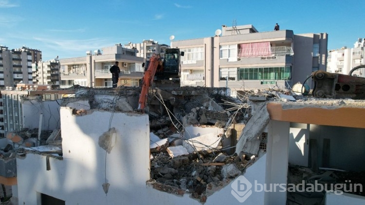 İşçilerin menemen tepsisi ağır hasarlı binanın kolonundan çıktı

