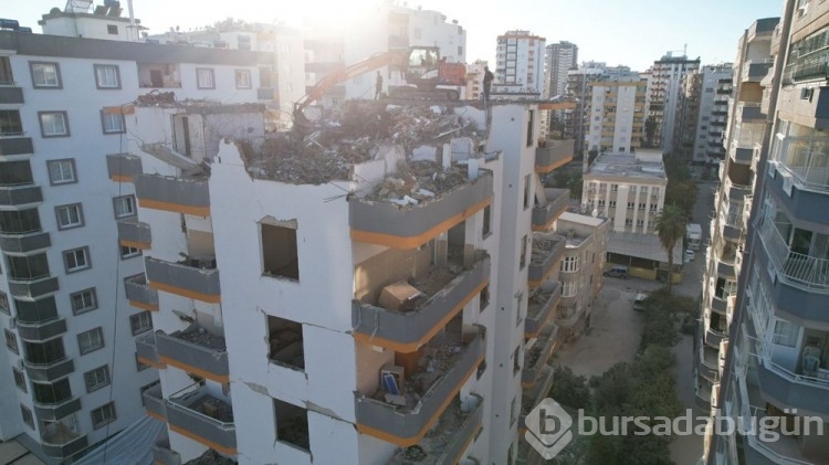 İşçilerin menemen tepsisi ağır hasarlı binanın kolonundan çıktı
