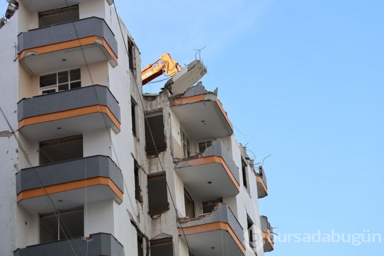 İşçilerin menemen tepsisi ağır hasarlı binanın kolonundan çıktı
