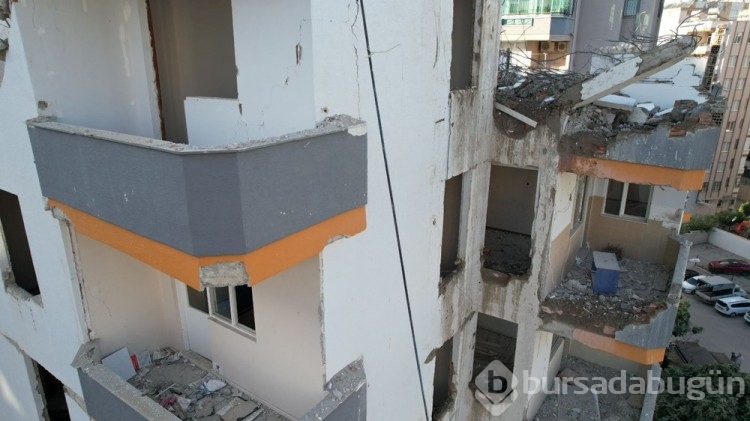 İşçilerin menemen tepsisi ağır hasarlı binanın kolonundan çıktı
