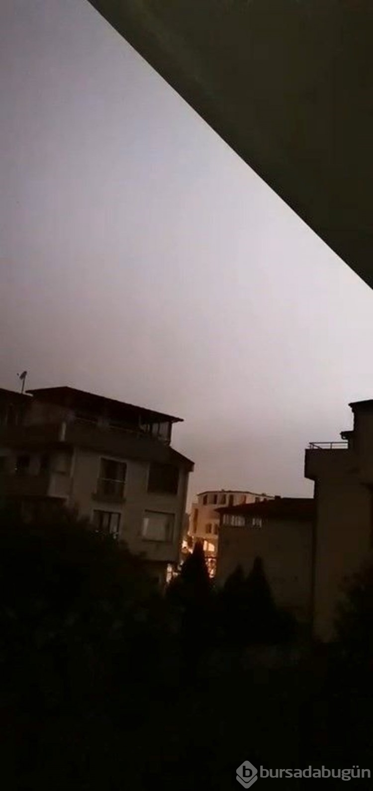 Beyaz ışık yayıldı, elektrikler kesildi

