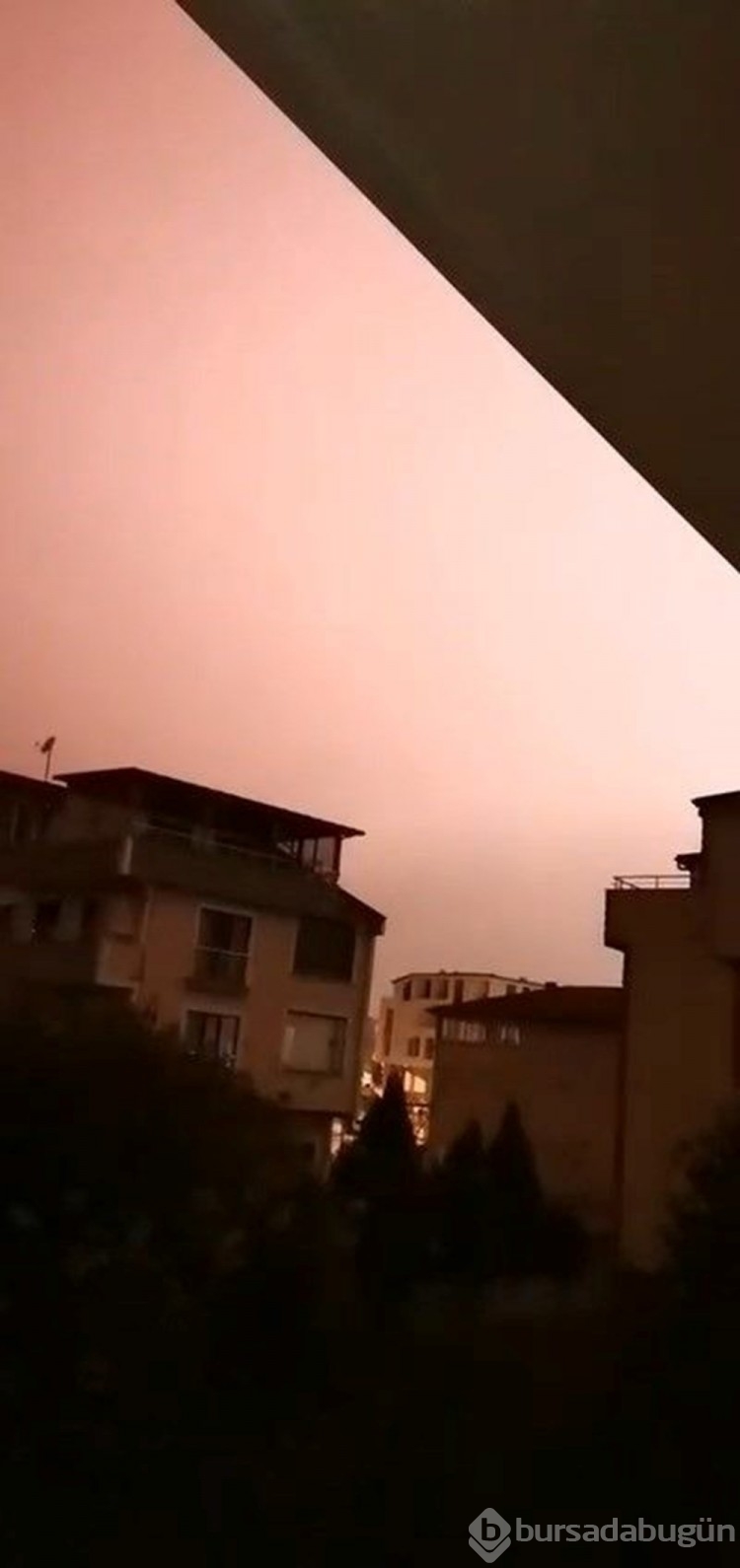 Beyaz ışık yayıldı, elektrikler kesildi
