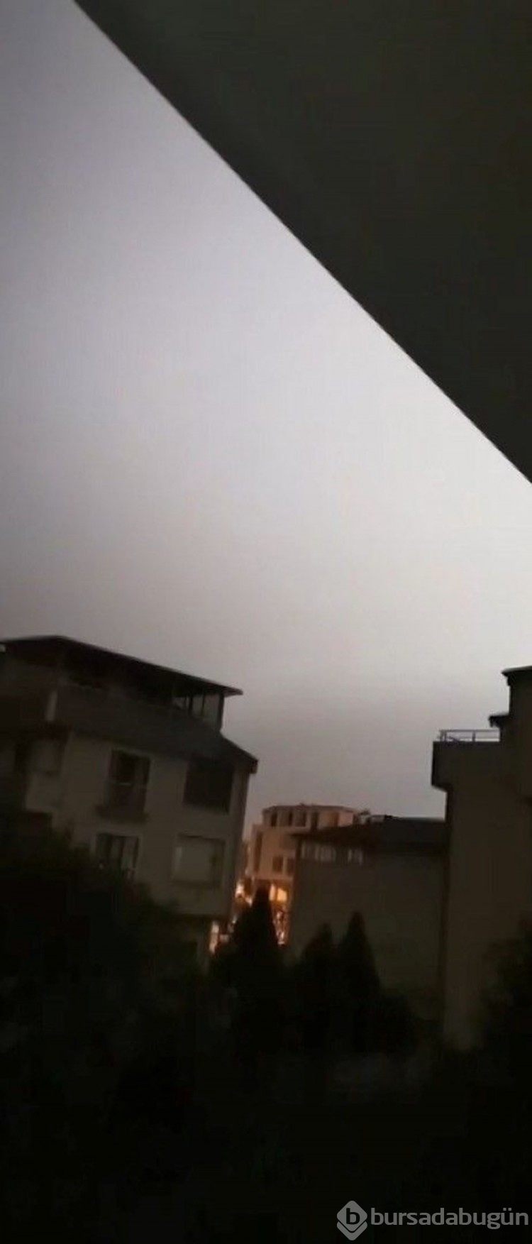 Beyaz ışık yayıldı, elektrikler kesildi

