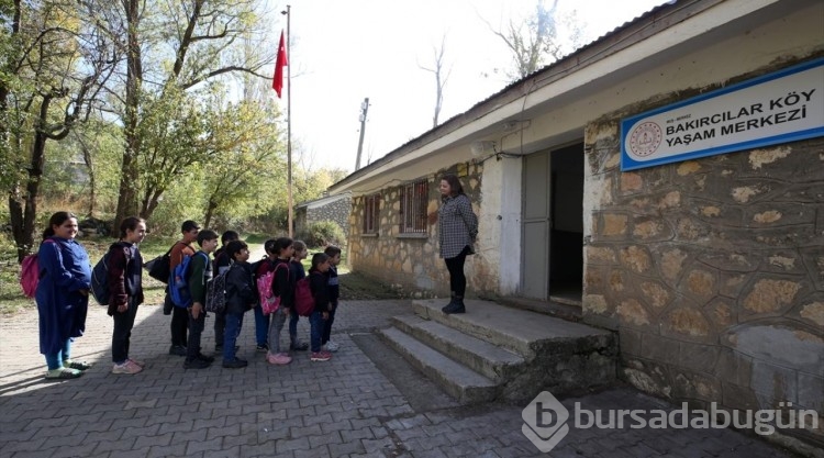 Gülşah öğretmen, 12 öğrencisi için her gün kilometrelerce yol katediyor

