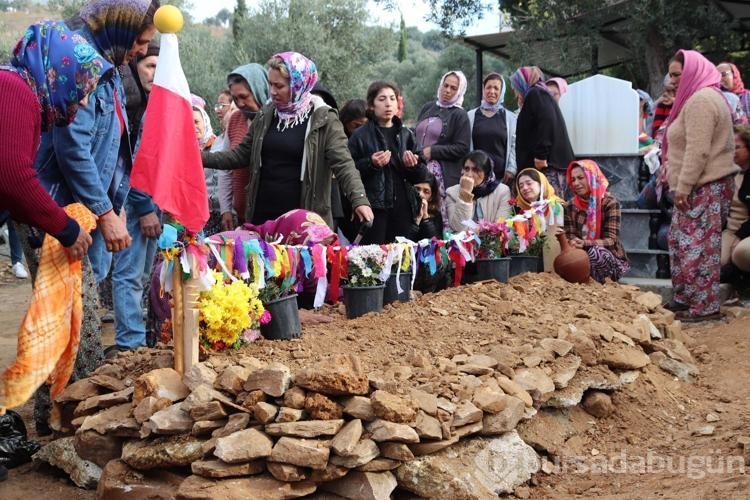 Madendeki göçükte ölen oğlunun mezarına kapanıp gözyaşı döktü
