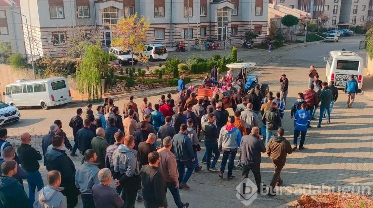 Madendeki göçükte ölen oğlunun mezarına kapanıp gözyaşı döktü
