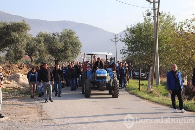 Madendeki göçükte ölen oğlunun mezarına kapanıp gözyaşı döktü
