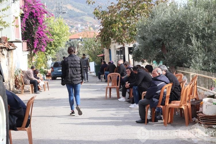 Madendeki göçükte ölen oğlunun mezarına kapanıp gözyaşı döktü

