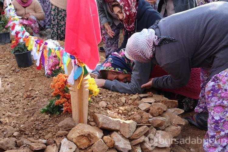 Madendeki göçükte ölen oğlunun mezarına kapanıp gözyaşı döktü
