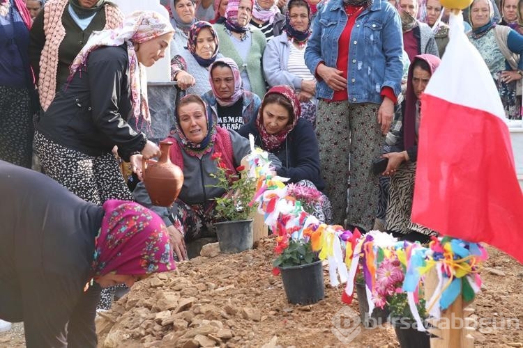 Madendeki göçükte ölen oğlunun mezarına kapanıp gözyaşı döktü
