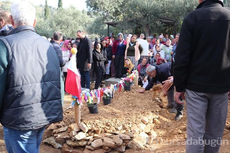 Madendeki göçükte ölen oğlunun mezarına kapanıp gözyaşı döktü
