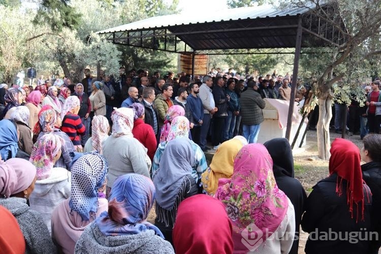 Madendeki göçükte ölen oğlunun mezarına kapanıp gözyaşı döktü
