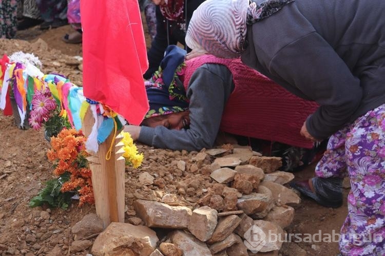 Madendeki göçükte ölen oğlunun mezarına kapanıp gözyaşı döktü
