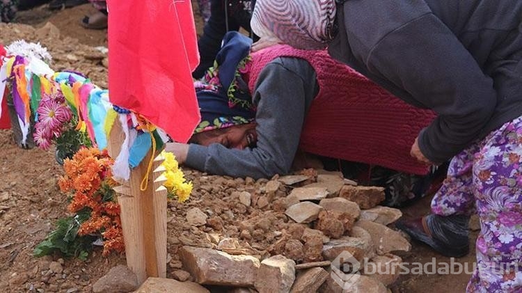 Madendeki göçükte ölen oğlunun mezarına kapanıp gözyaşı döktü
