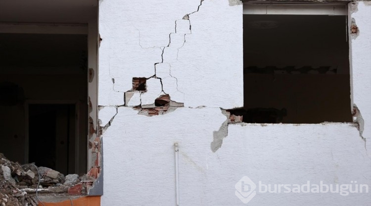 Yıkımı süren hasarlı binanın kolonundan tabak çıktı
