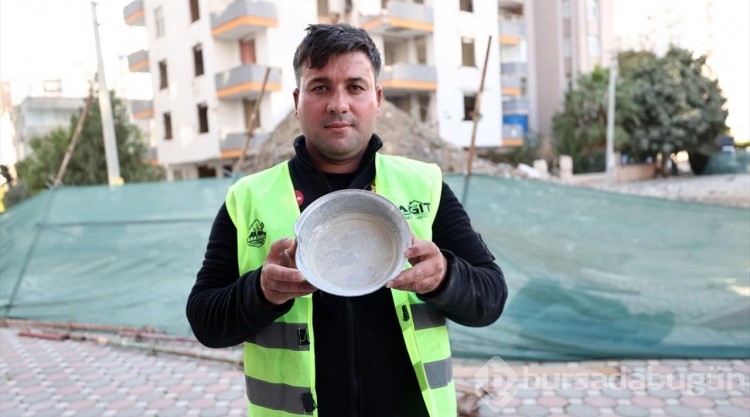 Yıkımı süren hasarlı binanın kolonundan tabak çıktı
